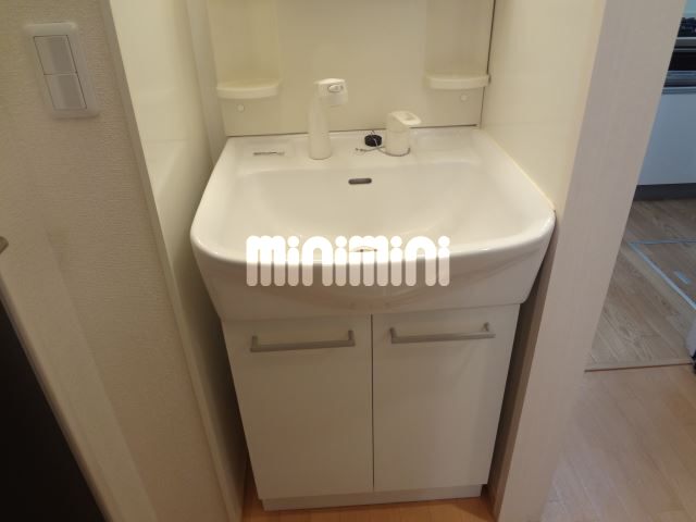 洗面設備　雨の日は浴室乾燥機が使えますよ。