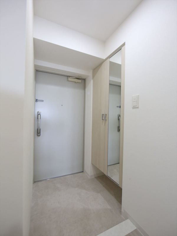 玄関　玄関　シューズボックス　姿見鏡付き（収納充実してます）