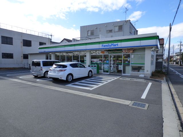 コンビニ　ファミリーマート（コンビニ）まで300m