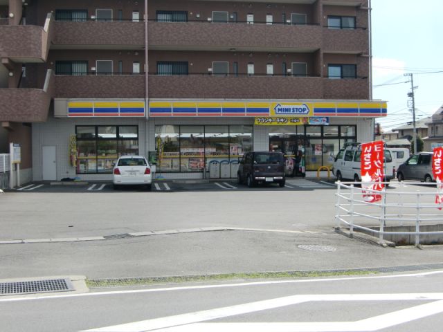 コンビニ　ミニストップ（コンビニ）まで490m