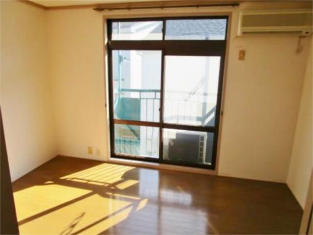 居室・リビング　明るい洋室