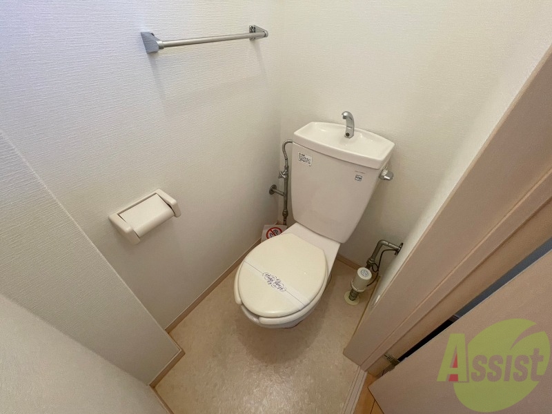 トイレ　こちらはトイレです。清潔感があり、安心して使用できます。