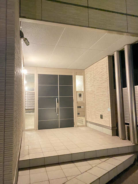 エントランス　夜間