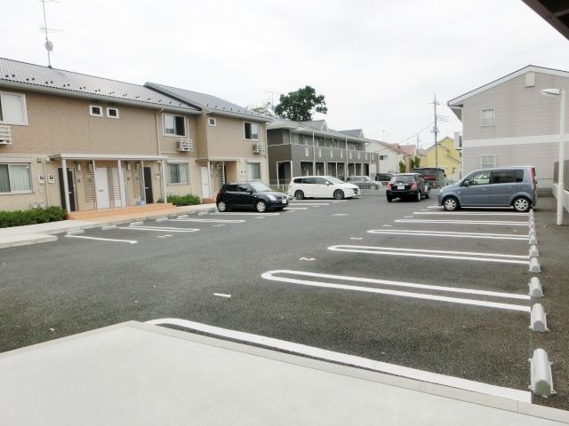 駐車場　駐車しやすい広さですね