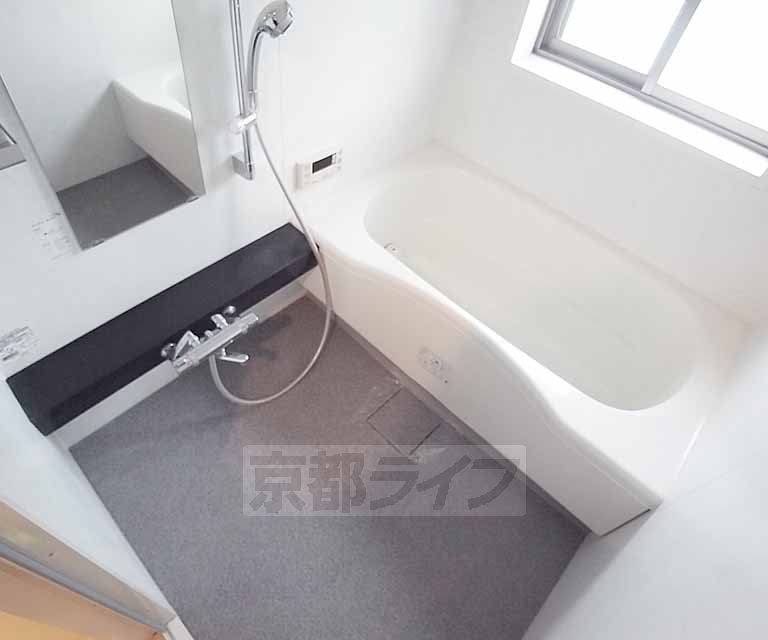 バス・シャワールーム　足が伸ばせるほどの広さ