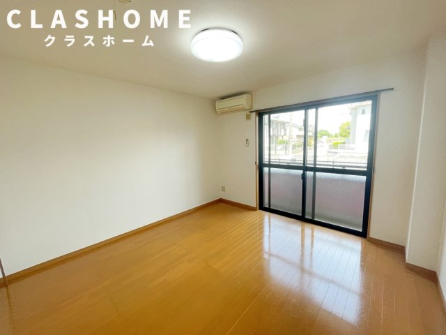 居室・リビング　同物件の別部屋になります。