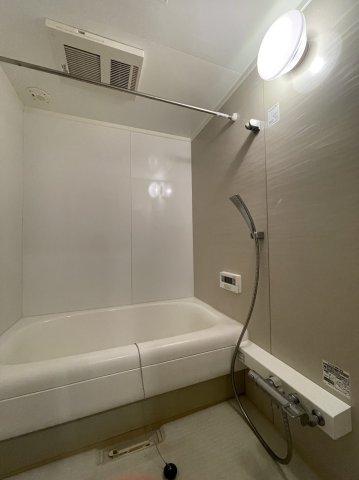 バス・シャワールーム　退去前のため同タイプ別部屋の写真です。現況を優先します