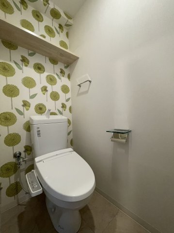 トイレ　退去前のため同タイプ別部屋の写真です。現況を優先します