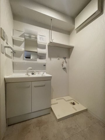 洗面設備　退去前のため同タイプ別部屋の写真です。現況を優先します