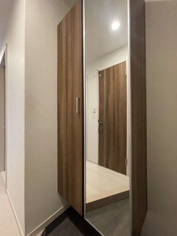 玄関　退去前のため同タイプ別部屋の写真です。現況を優先します