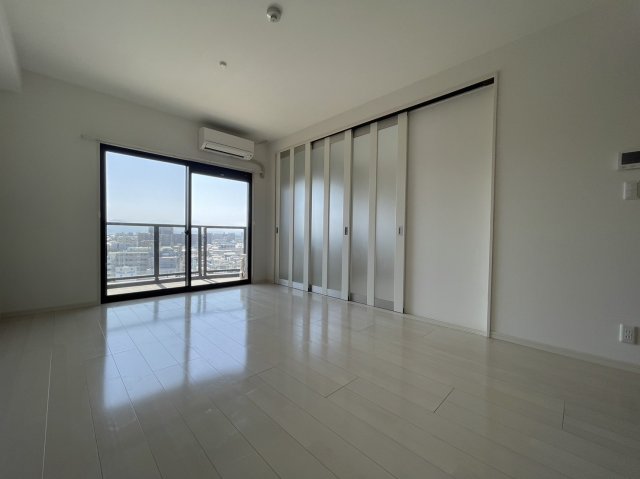 居室・リビング　退去前のため同タイプ別部屋の写真です。現況を優先します