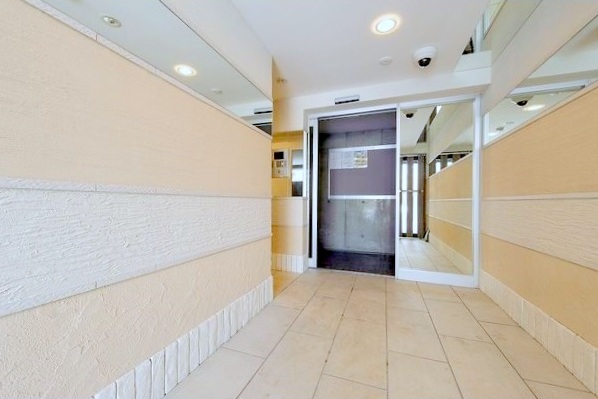 エントランス　共用部には防犯カメラを完備しています♪