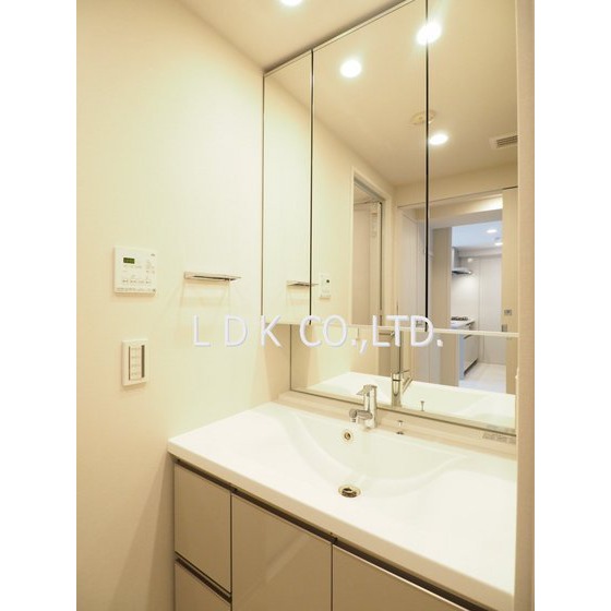 洗面設備　三面鏡