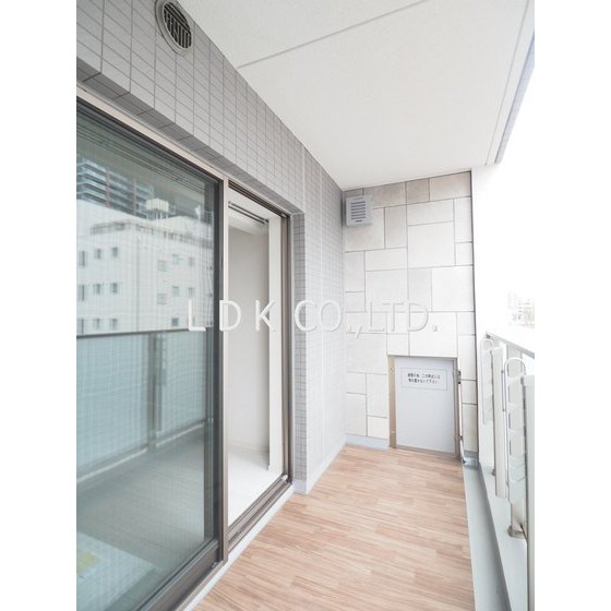 バルコニー　木目が優しいバルコニー