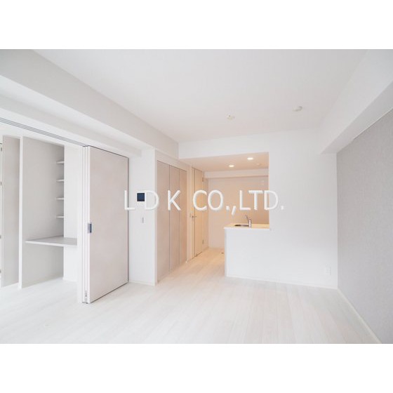 居室・リビング　グレーのアクセントクロスが素敵♪