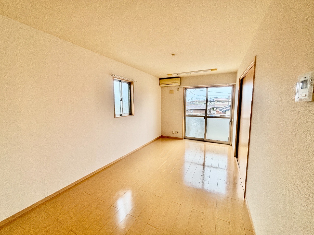 居室・リビング　リビング部分・二面採光で日当たり良好です♪※同物件参考写真