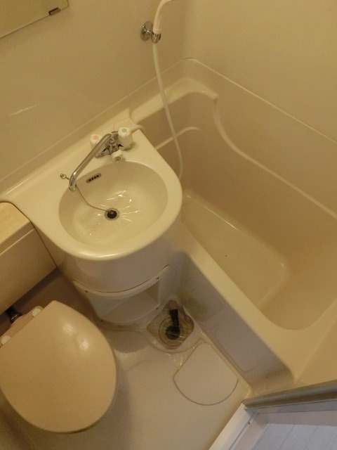 バス・シャワールーム　３点ユニットバスはお掃除も楽ちんですよね。