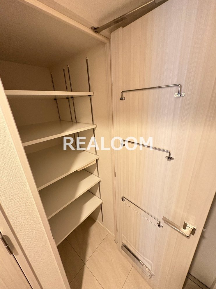 玄関　写真と現況が異なる場合は現況を優先いたします。