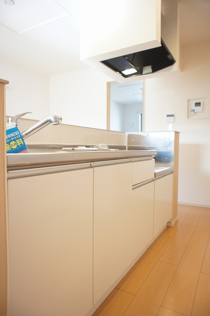 キッチン　明るい陽射しが差し込む、人気のカウンターキッチン