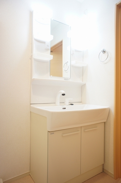 洗面設備　シャワー付き洗面と防水パン付き洗濯機置場あり