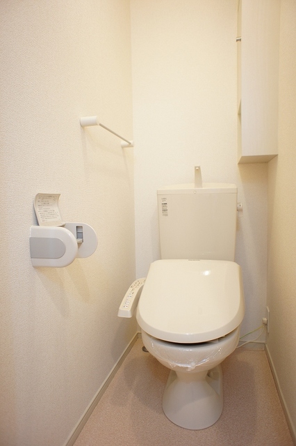 トイレ　トイレはシャワー付き洗浄便座で快適です