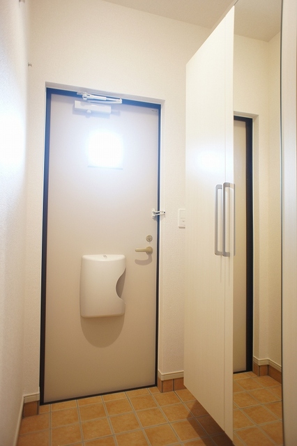 玄関　お出かけ前にチェック！全身鏡付きのシューズボックス！