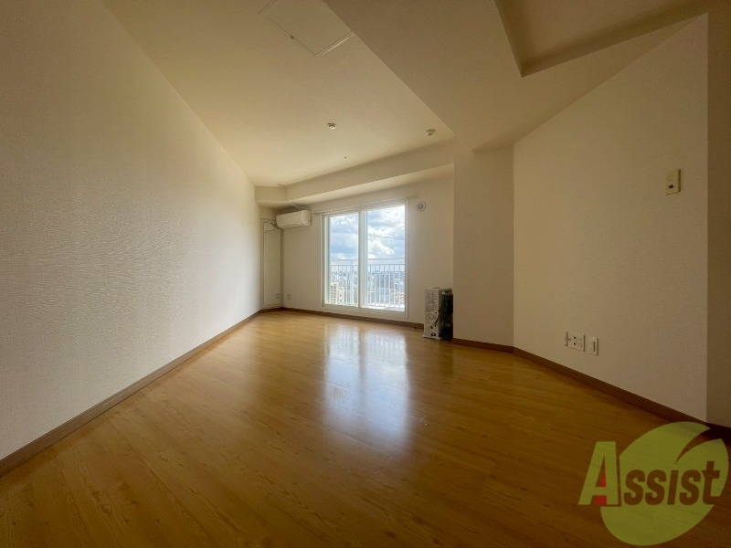 居室・リビング　リビングです。窓が大きくて明るいですね！