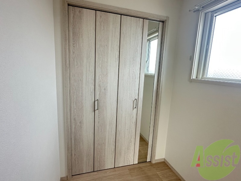 収納　クローゼットに鏡も付いてるので服選びが楽しめそう。