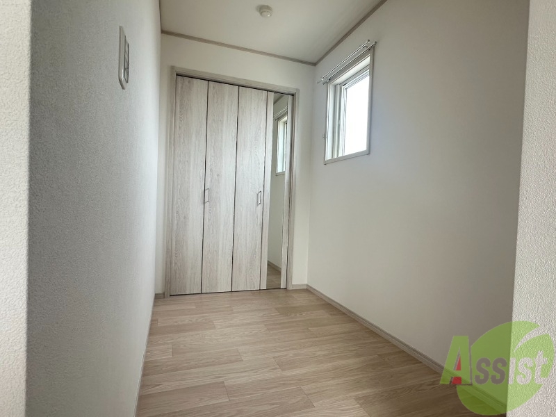 その他部屋・スペース　こちらは寝室です。東向きの窓から光が差し込みます。