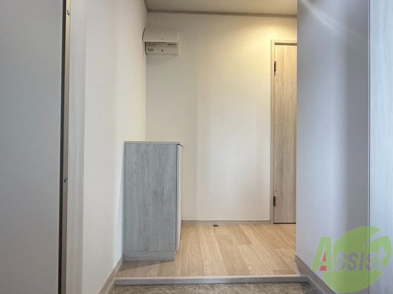 玄関　玄関を開けるとこんな感じです。シューズボックスもあります。