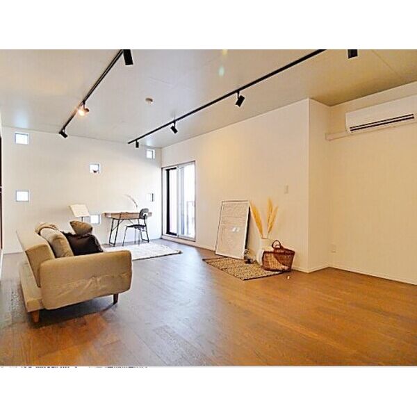 居室・リビング　室内写真は別部屋の写真です。