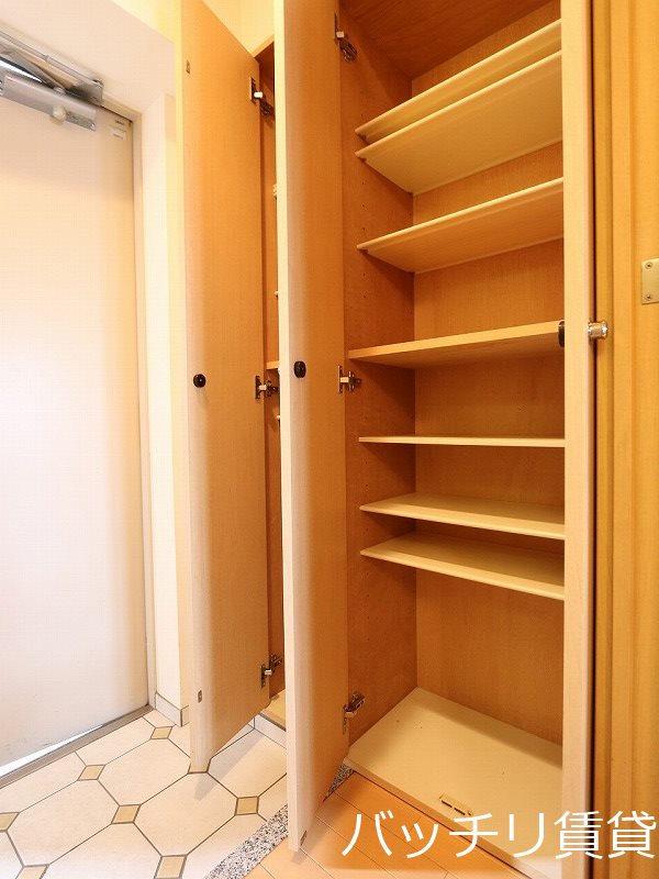 玄関　※室内写真等は別号数の為、現状優先となります。