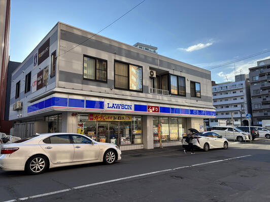 コンビニ　ローソン 南8条西六丁目店（コンビニ）まで121m