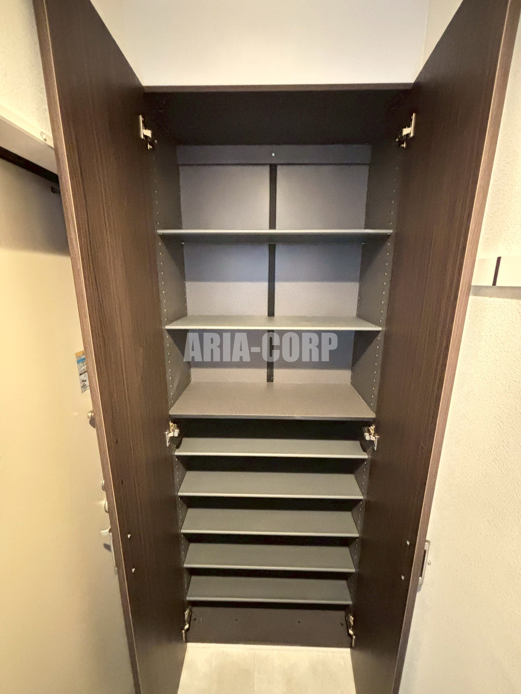 玄関　（同仕様）シューズボックスも完備しております！