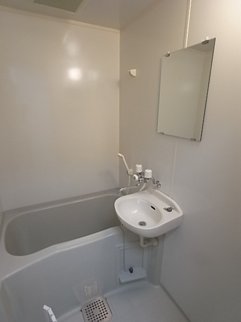 バス・シャワールーム　お風呂・トイレ別のセパレートはいいですね。