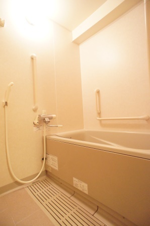 バス・シャワールーム　清潔感のあるバスです