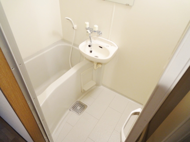 バス・シャワールーム　同物件別号室の写真です。