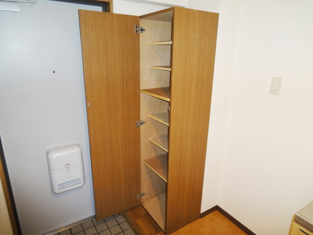 収納　同物件別号室の写真です。