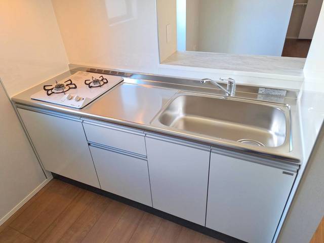 キッチン　対面式のガス２口システムキッチン