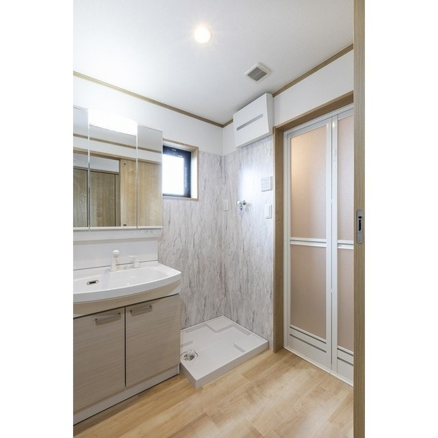 洗面設備　三面鏡洗面化粧台、室内洗濯機置き場※イメージ写真