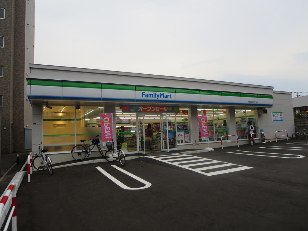 コンビニ　ファミリーマート札幌南郷通18丁目店（コンビニ）まで318m