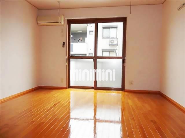 居室・リビング　洋室の床は落ち着いた色合いです