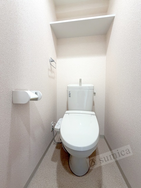 トイレ　人気アイテムの温水洗浄便座。清潔感のあるトイレです。