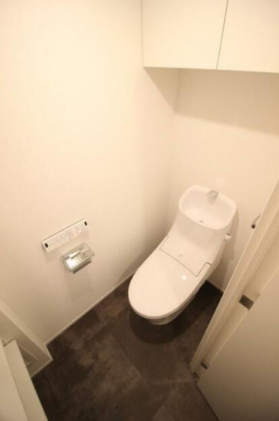 トイレ　落ち着いた色調のトイレです