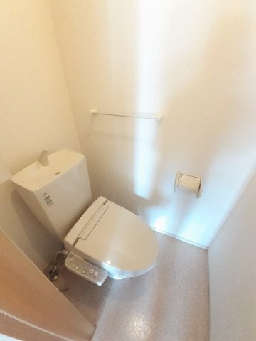 トイレ　落ち着いた色調のトイレです