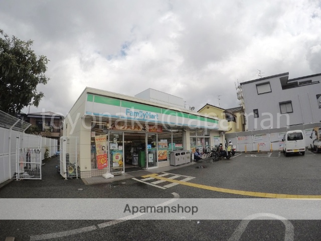 コンビニ　ファミリーマート豊中本町五丁目店（コンビニ）まで369m