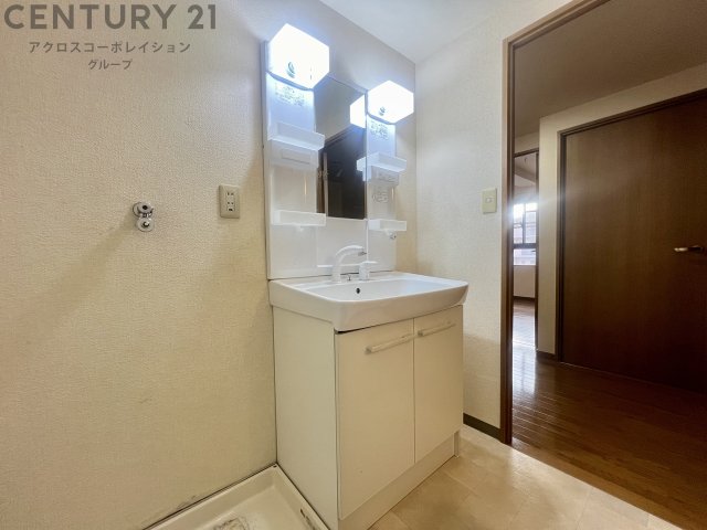 洗面設備　洗面所に洗濯機置場あり！