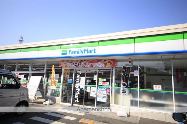 コンビニ　ファミリーマート（コンビニ）まで595m