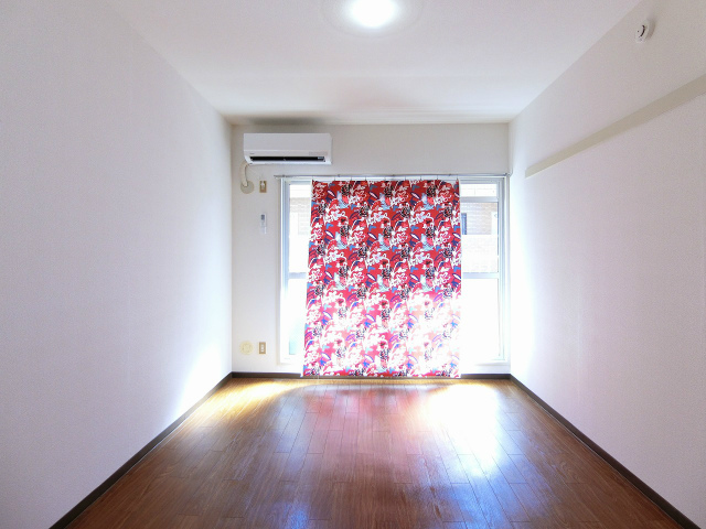 居室・リビング　南西向き洋室6帖☆バルコニーに繋がるお部屋です！エアコン付き