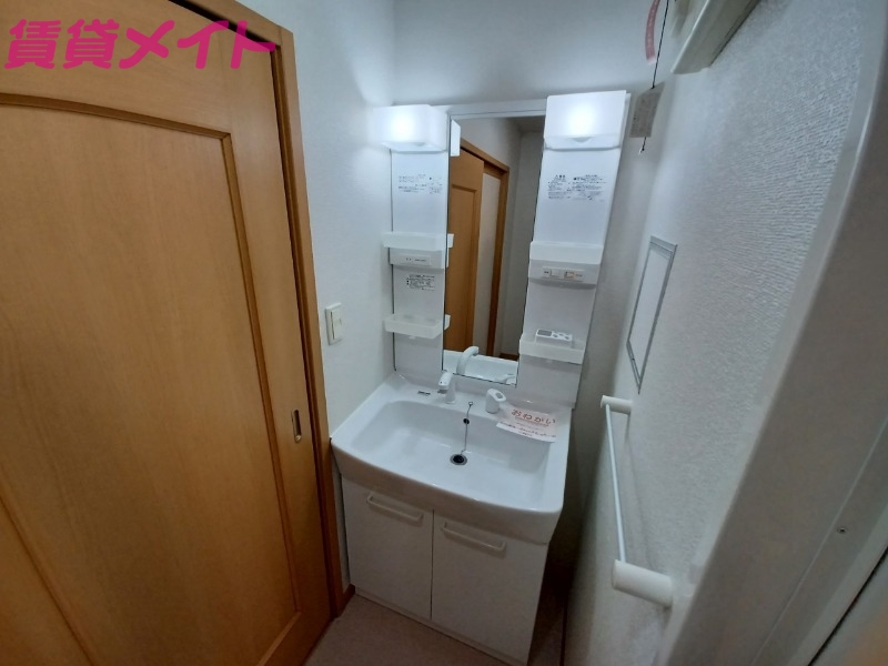 洗面設備　別部屋反転参考写真です
